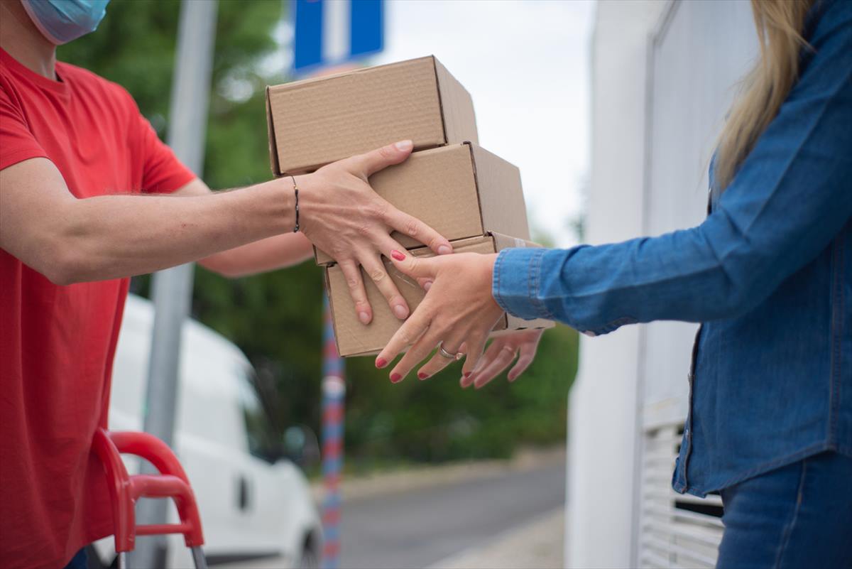 Entrega de mercadería embalada a un cliente