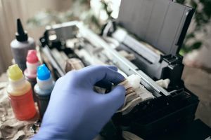 Técnico realizando mantenimiento a una impresora de etiquetas